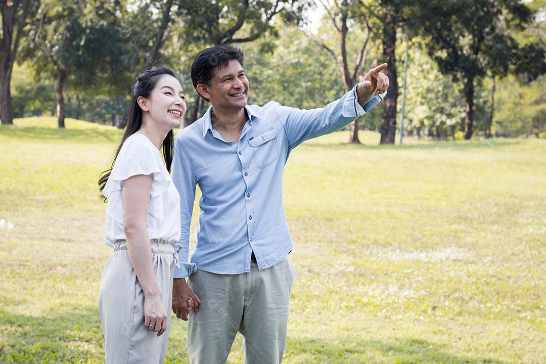Casais masculinos e femininos adultos no parque.