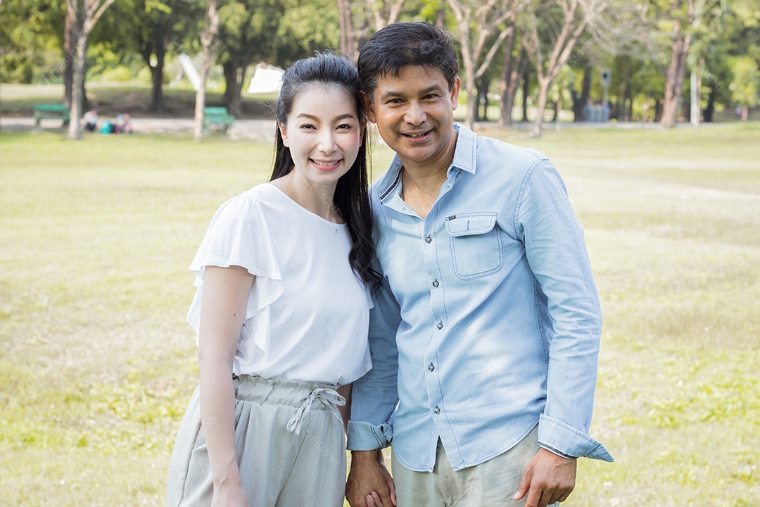 Casais masculinos e femininos adultos no parque.