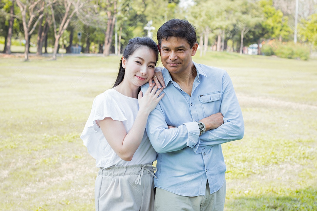 Casais masculinos e femininos adultos no parque.