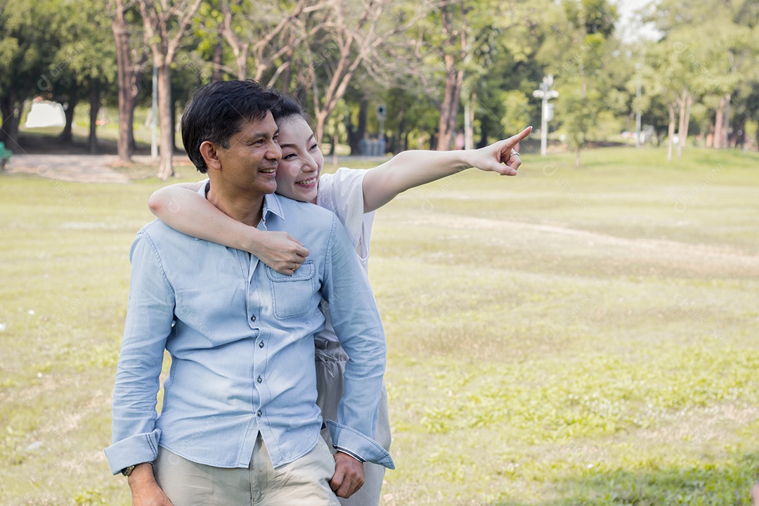 Casais masculinos e femininos adultos no parque.
