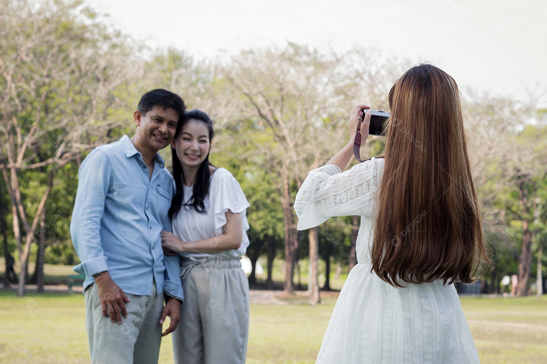 As crianças tiram uma foto para os pais.