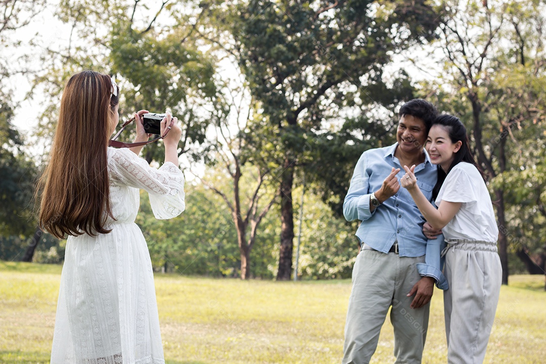 As crianças tiram uma foto para os pais.