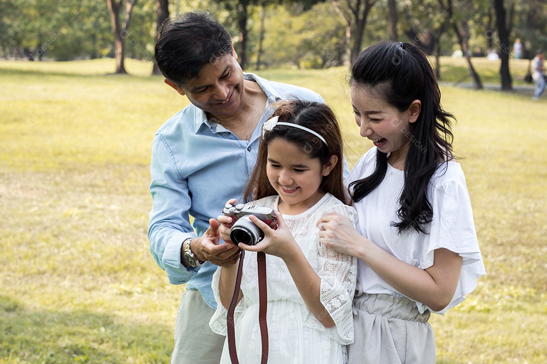 Famílias asiáticas assistindo fotos de câmeras.