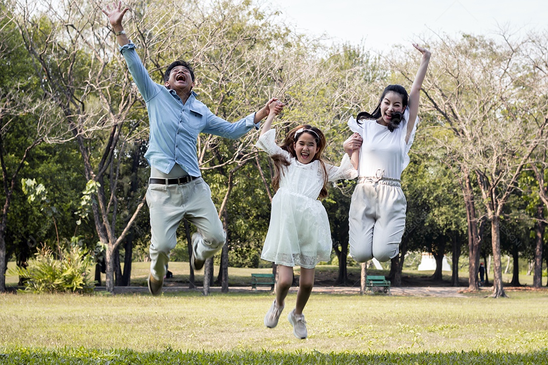 As crianças tiram uma foto para os pais.