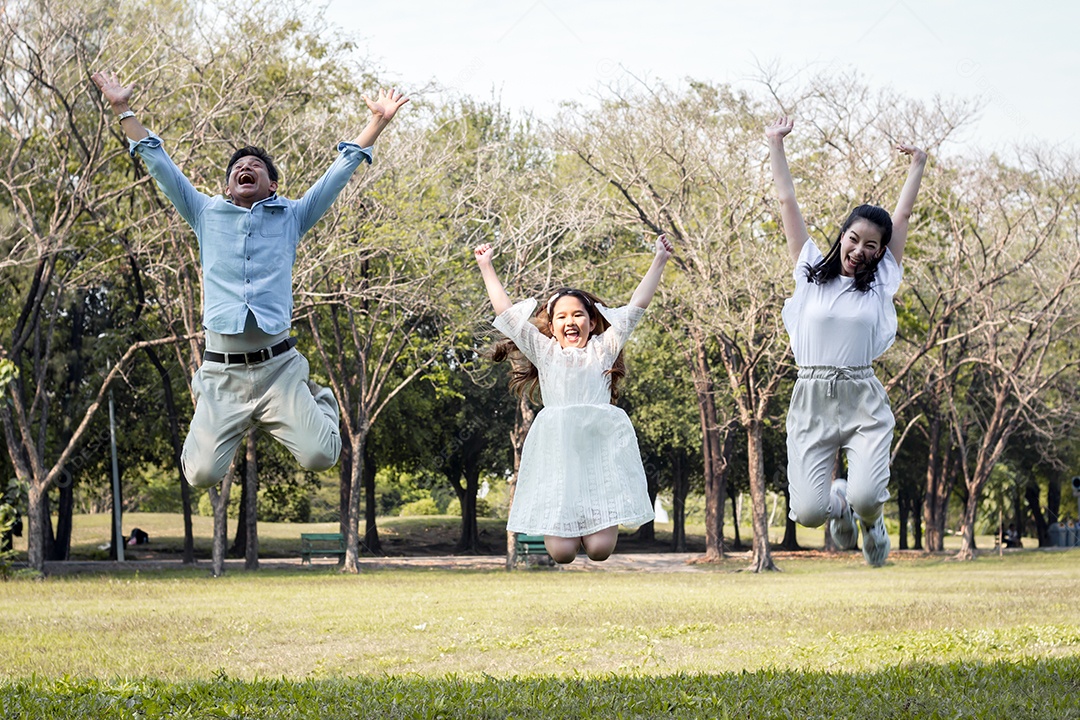 As crianças tiram uma foto para os pais.