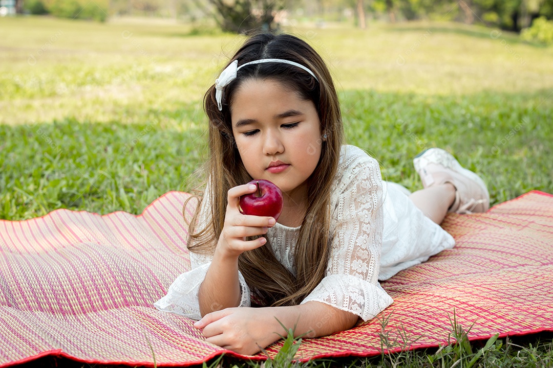 As meninas estão comendo maçã