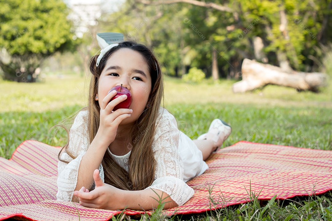 As meninas estão comendo maçãs