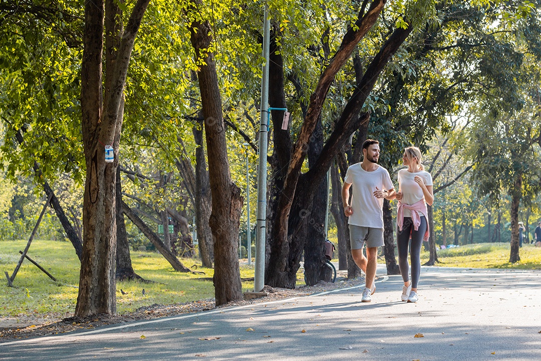 Casais estão se exercitando no parque.