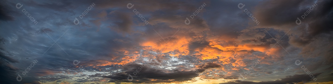 Céu e nuvens à noite