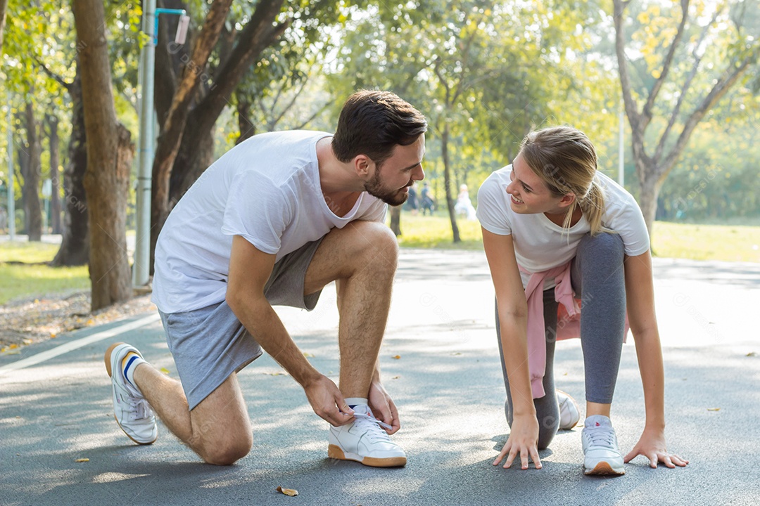 Casal está se preparando para o exercício.