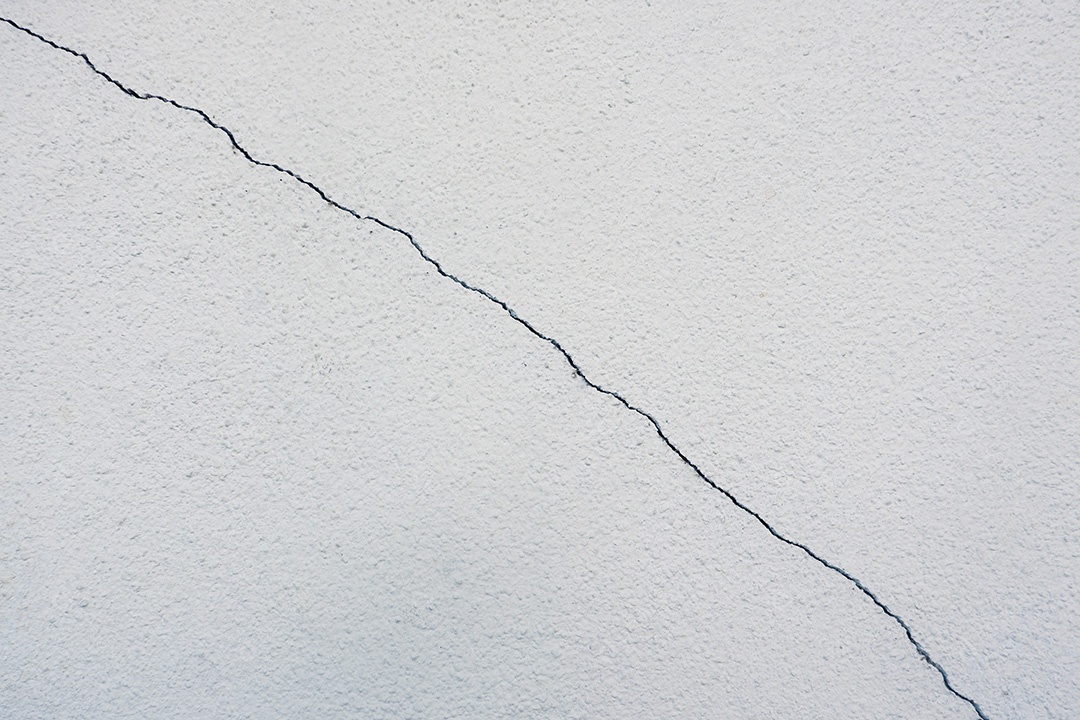 Rachadura na parede de cimento igual à linha