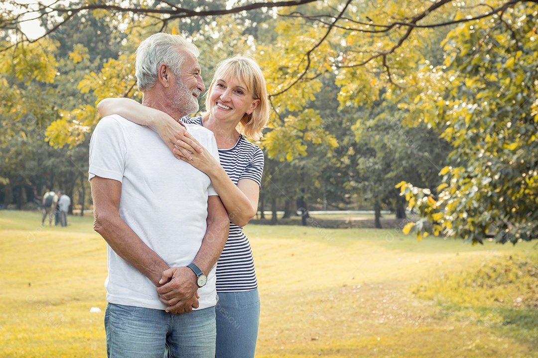 Sorriso feliz do casal sênior em um parque de férias.