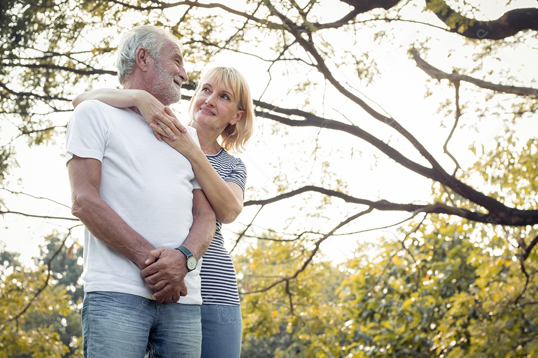 Sorriso feliz do casal sênior em um parque de férias.