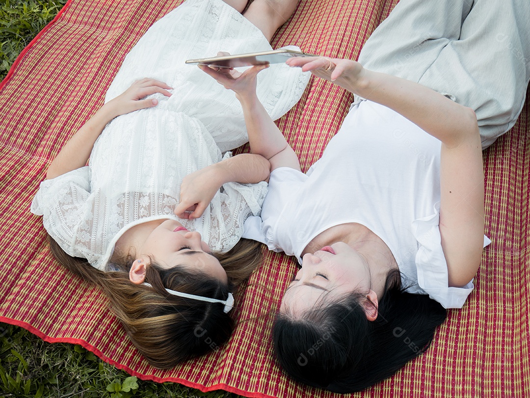 Mãe e filhos estão jogando o tablet no tapete