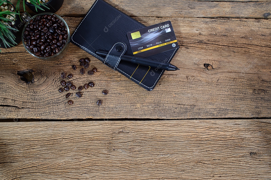 Caderno de despesas do cartão de crédito está sobre a mesa. Ver no topo