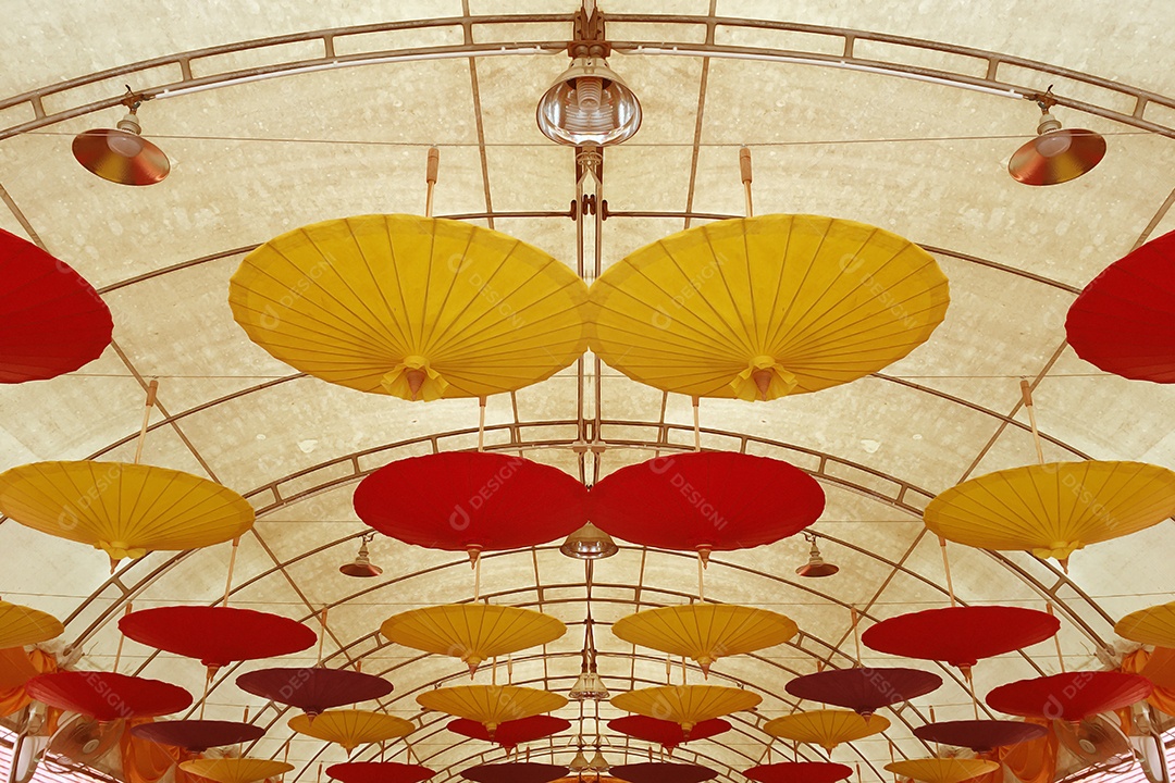 Guarda chuva pendurados sobre teto