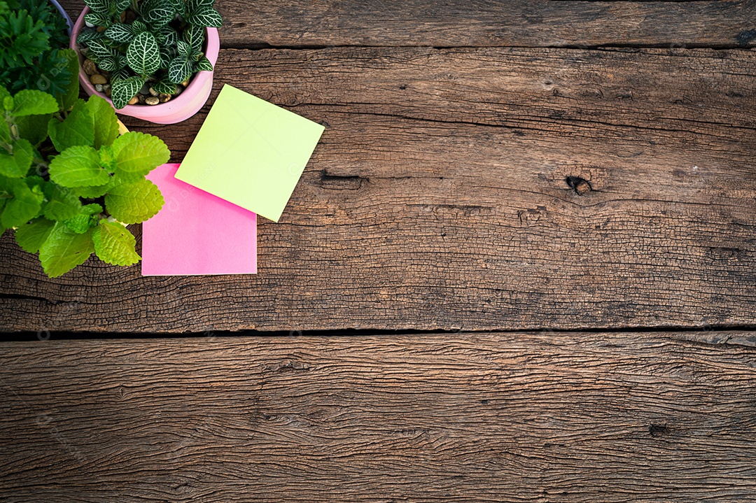 Mesas de trabalho, cadernos, artigos de papelaria e café estão acima da vista