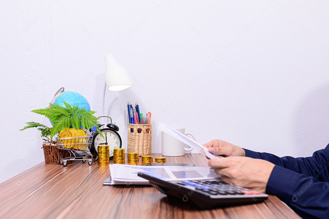 Executivos examinam papéis do crescimento com computador