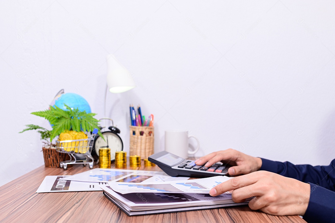 Executivos examinam papéis do crescimento com computador