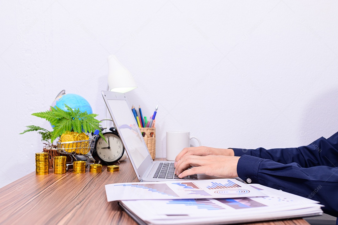 Executivos examinam papéis do crescimento com computador