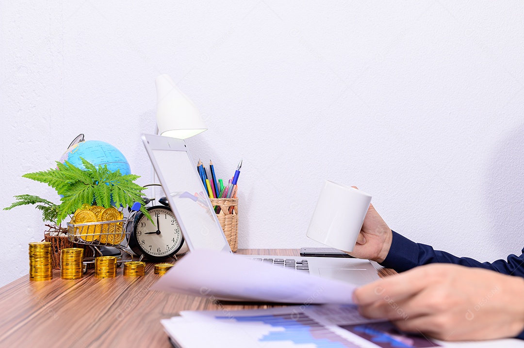 Executivos examinam papéis do crescimento com computador