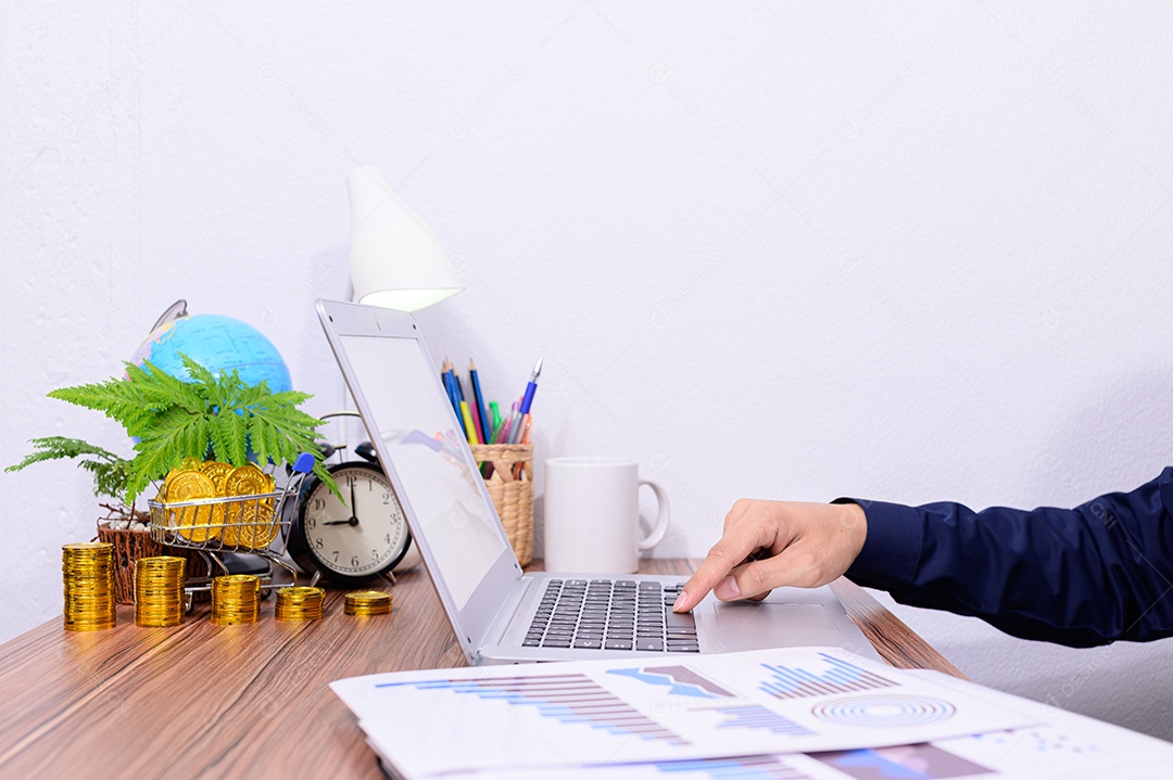 Executivos examinam papéis do crescimento com computador