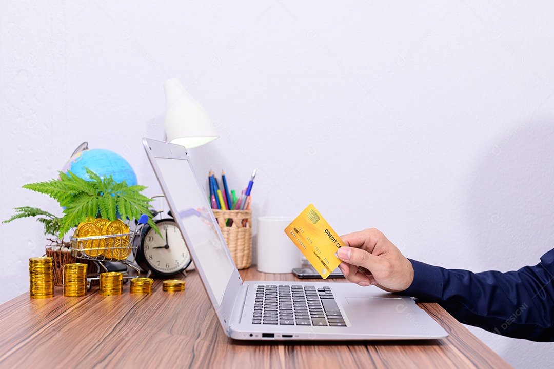 Cartão de crédito com computador Usado em compras online