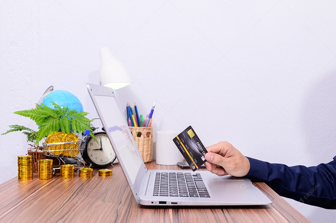 Cartão de crédito com computador Usado em compras online