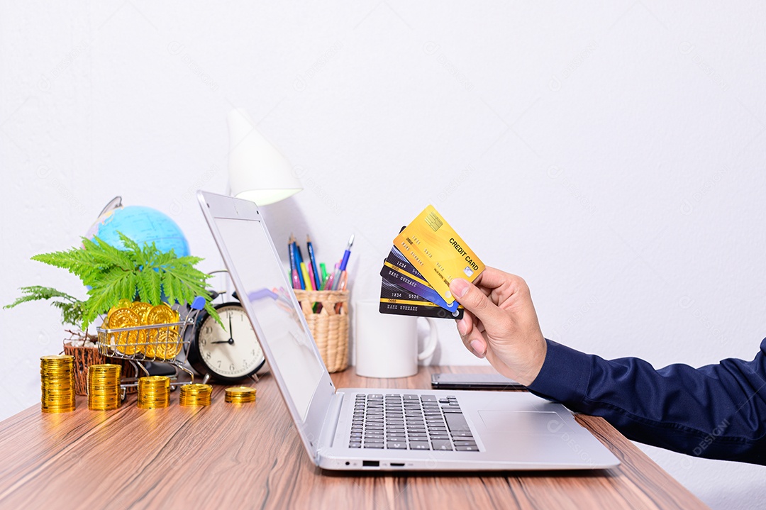 Cartão de crédito com computador Usado em compras online