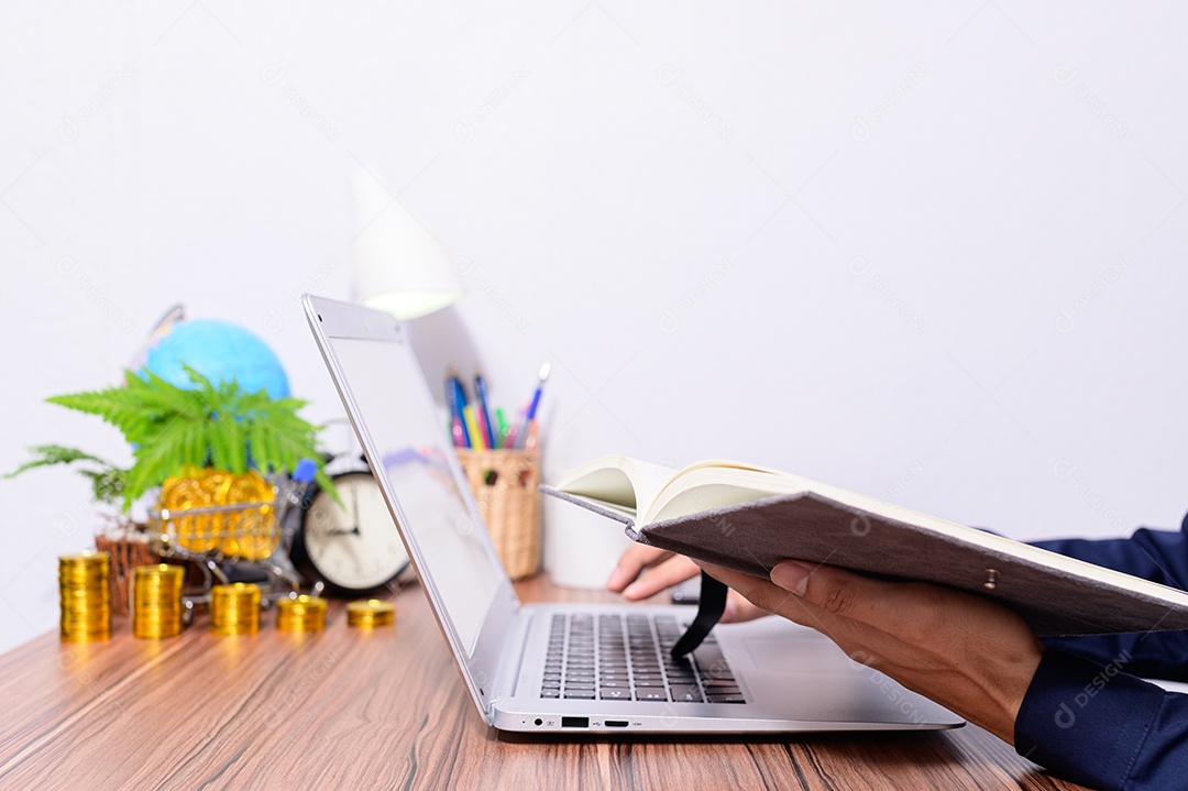 Pessoa de negócios usam computadores e leem livros