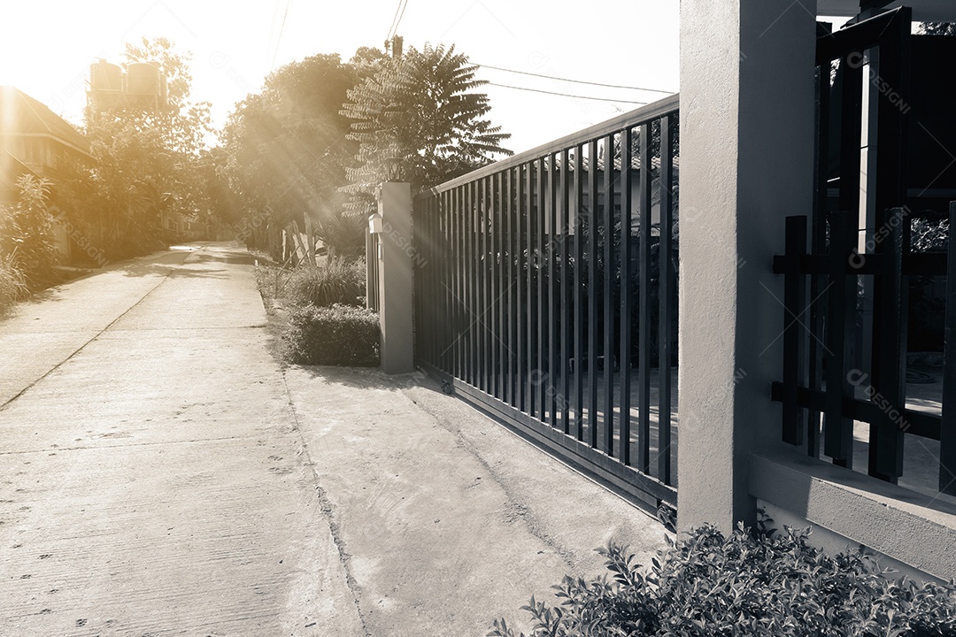 Grande porta de cerca de aço na frente da casa
