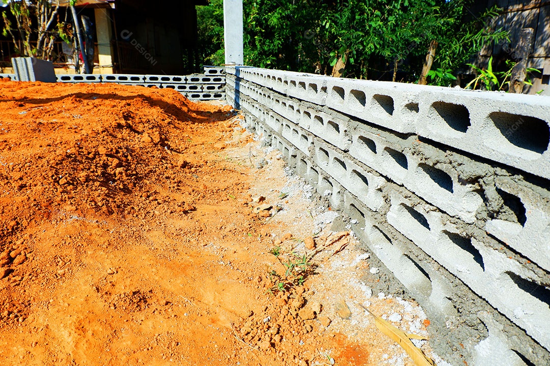 Viga de casa com construção de blocos de tijolos