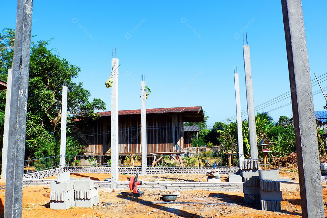 Os pilares de cimento da construção de novas casas.
