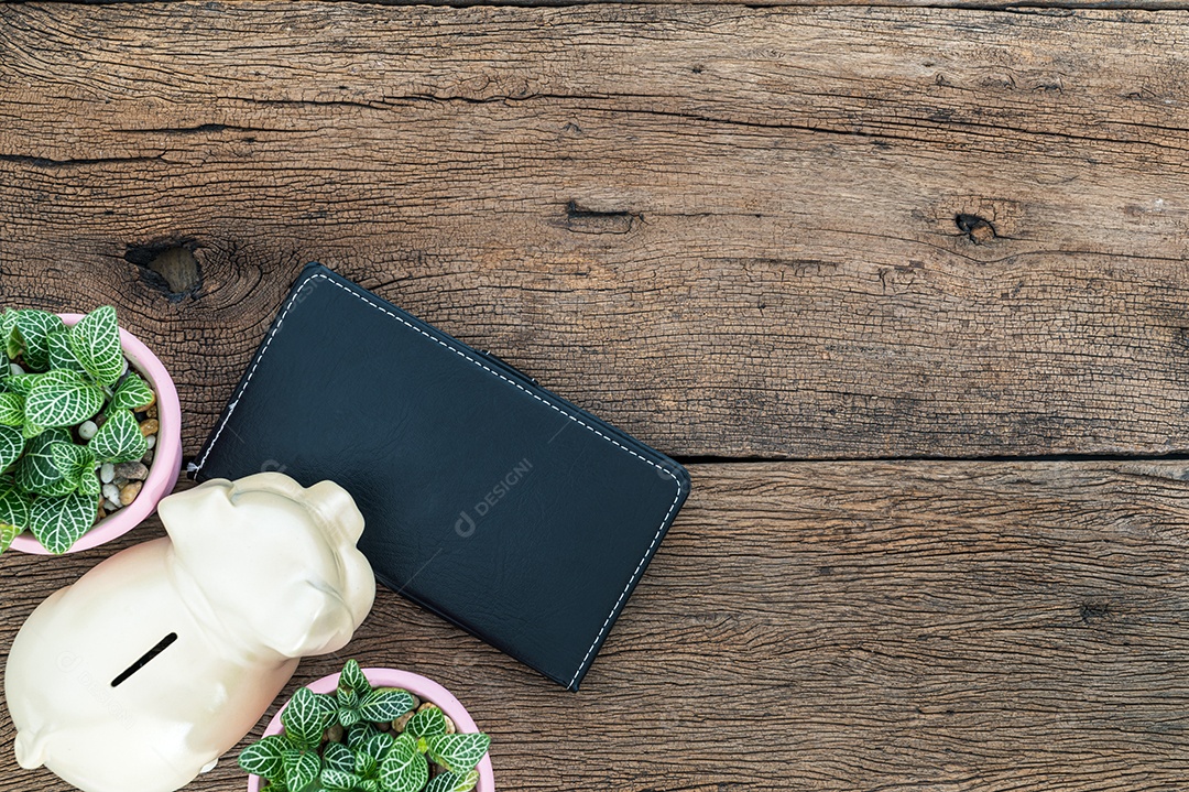 Caderno e cofrinho estão na mesa