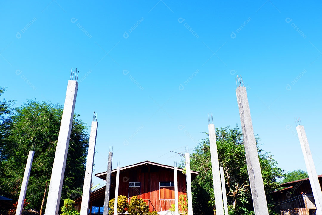 Os pilares de cimento da construção de novas casas.