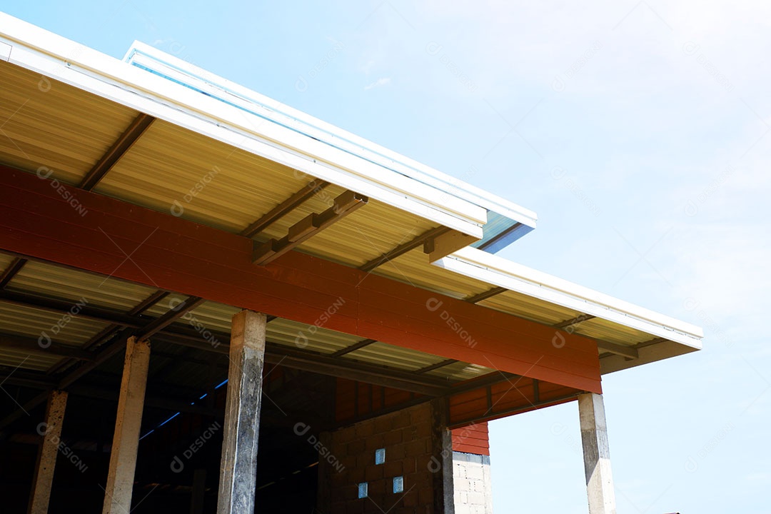 Telhado em forma moderna da casa com vista para o céu