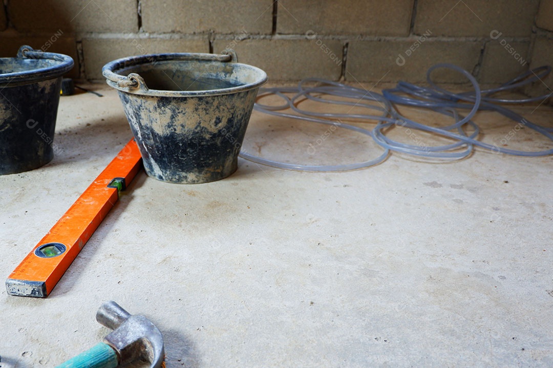 Ferramentas e equipamentos de pedreiro em casa em construção