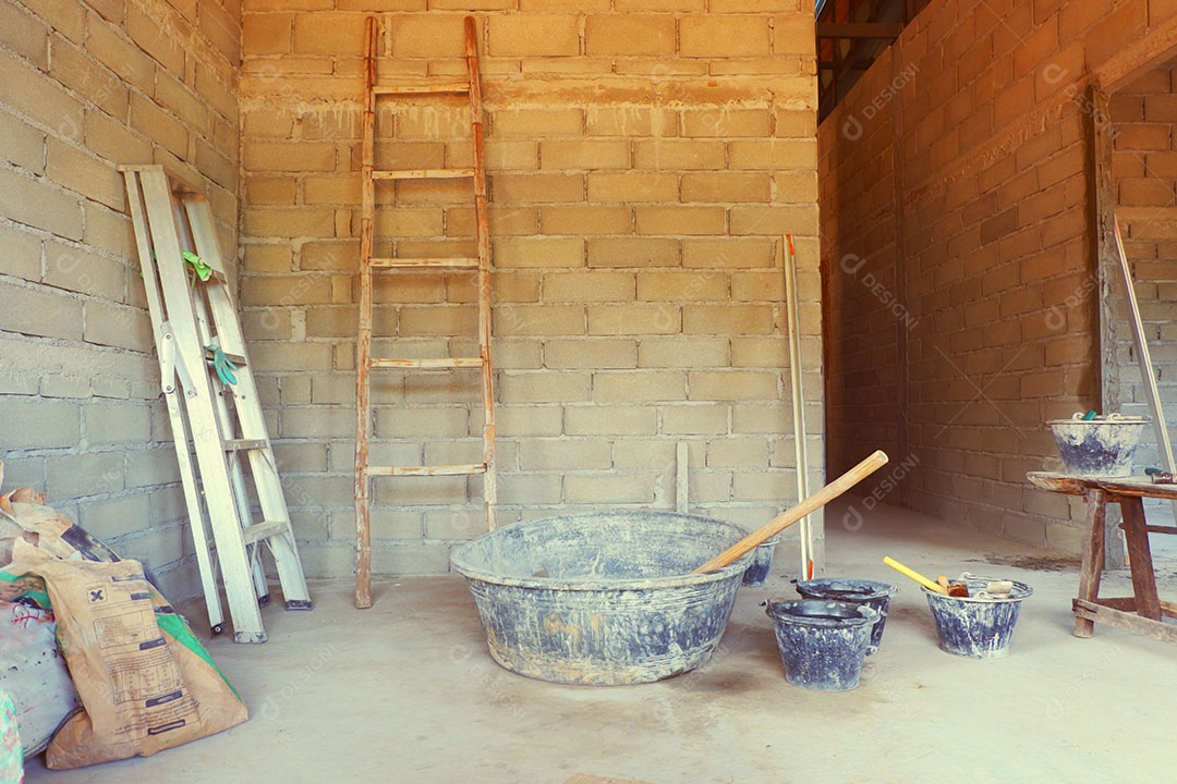 Ferramentas e equipamentos de pedreiro em casa em construção