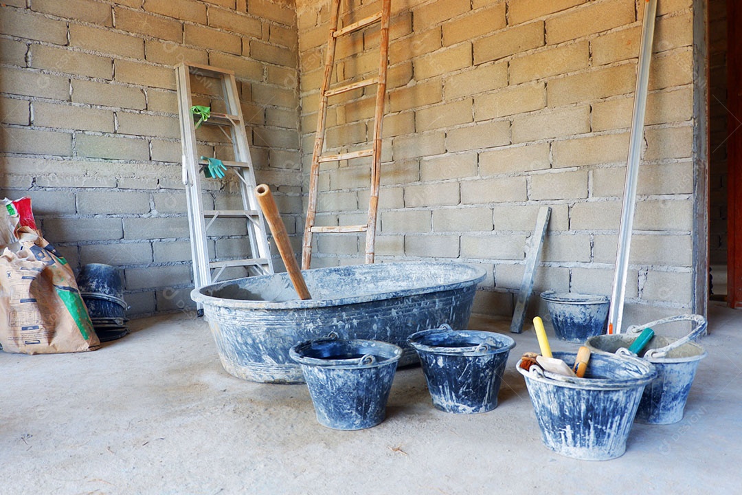 Ferramentas e equipamentos de pedreiro em casa em construção