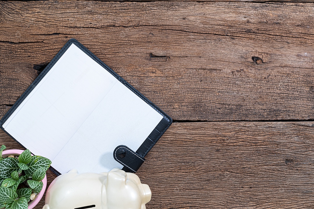 Xícaras de café e grãos de café na mesa