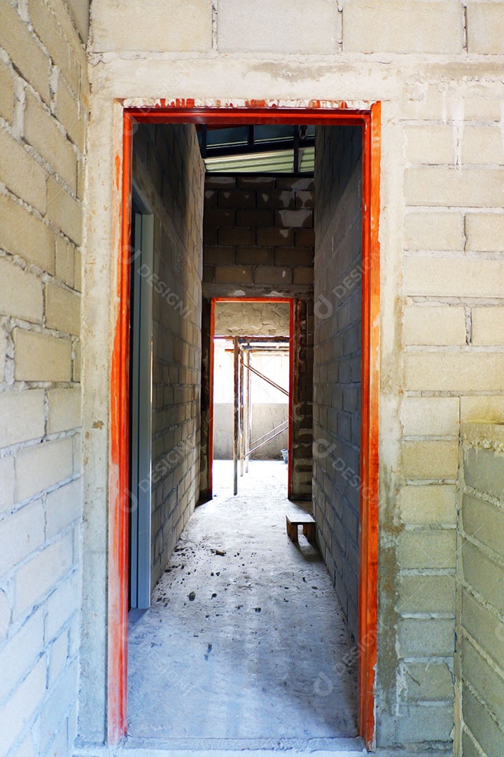 Passagem dentro da casa recém-construída