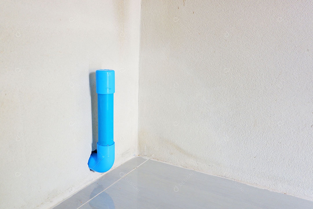 Canos de água de PVC são instalados atrás da casa.