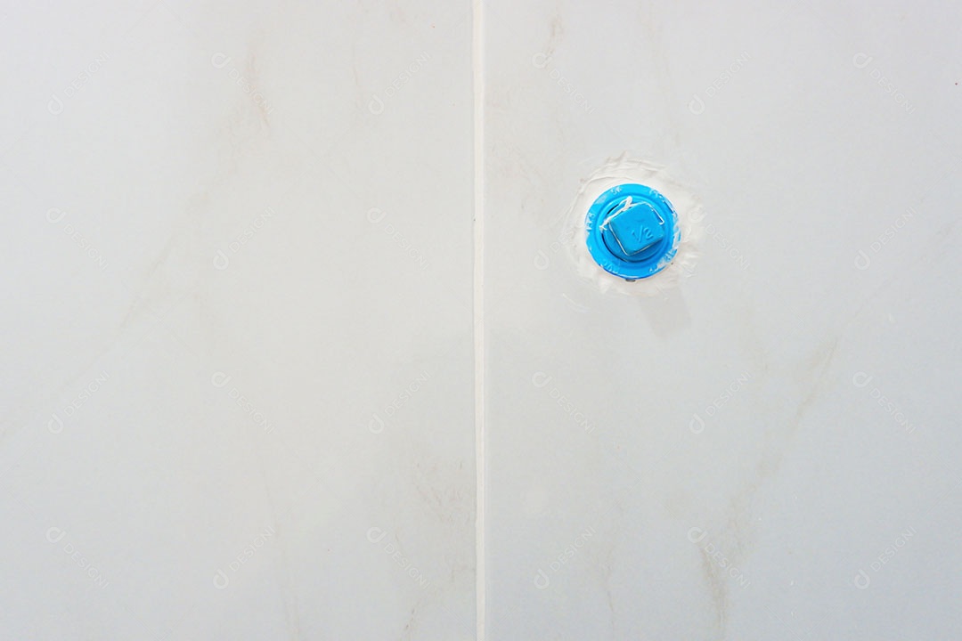 Canos de água de PVC são instalados atrás da casa.