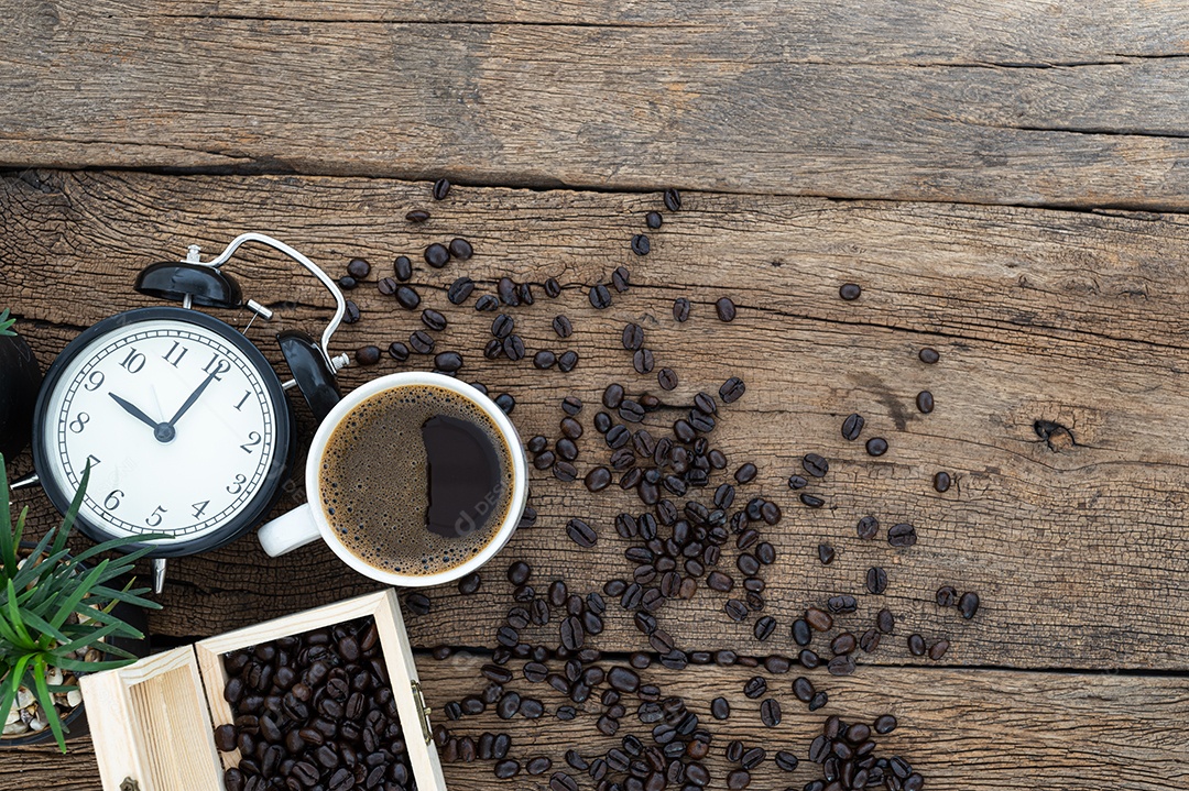 Xícaras de café e grãos de café na mesa