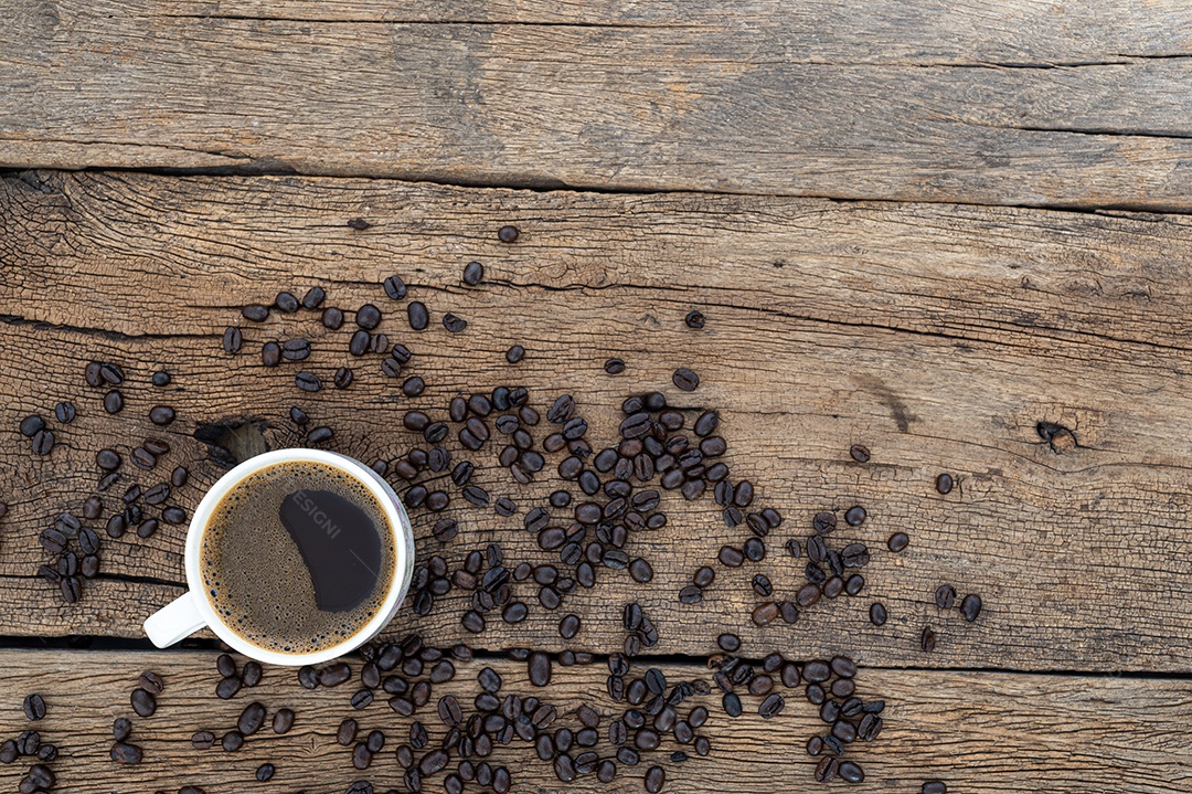 Xícaras de café e grãos de café na mesa