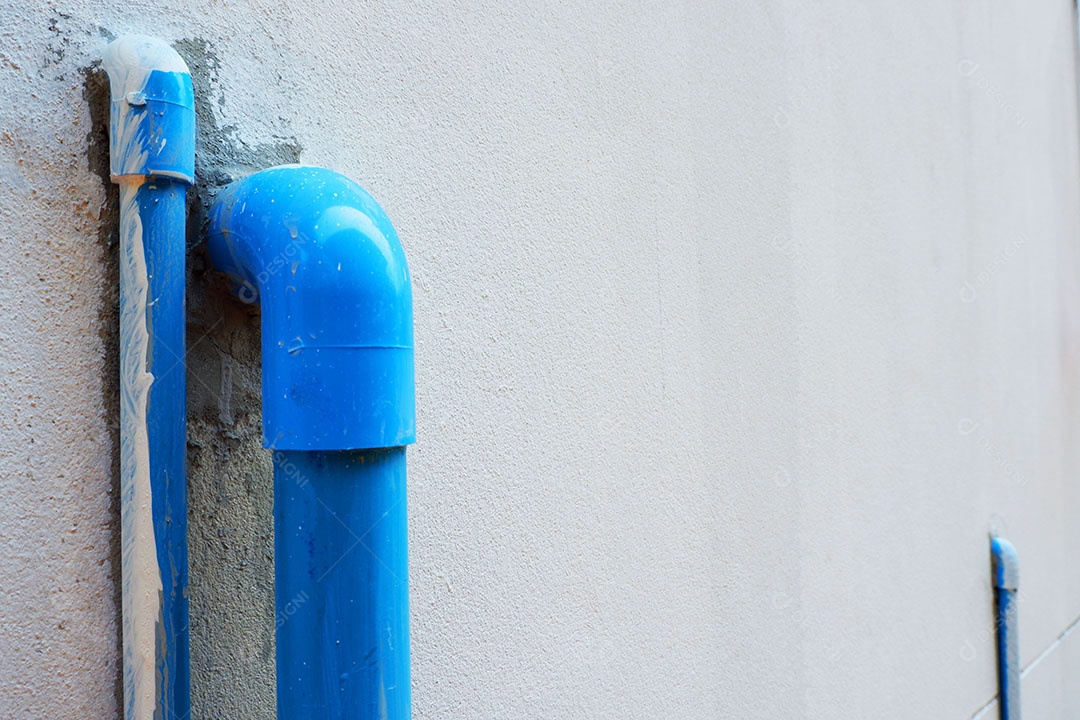 Usando um alicate para feixe de ferro com fio de aço para estruturas de construção de postes e vigas