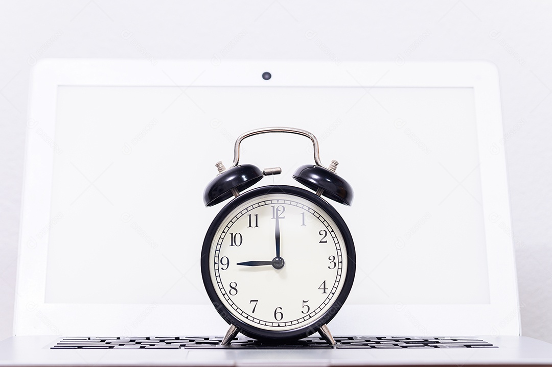 Relógio no computador é para mostrar o tempo de trabalho