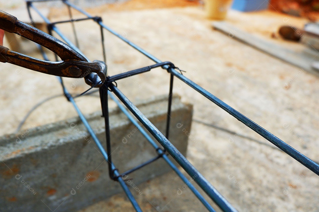 Usando um alicate para feixe de ferro com fio de aço para estruturas de construção de postes e vigas