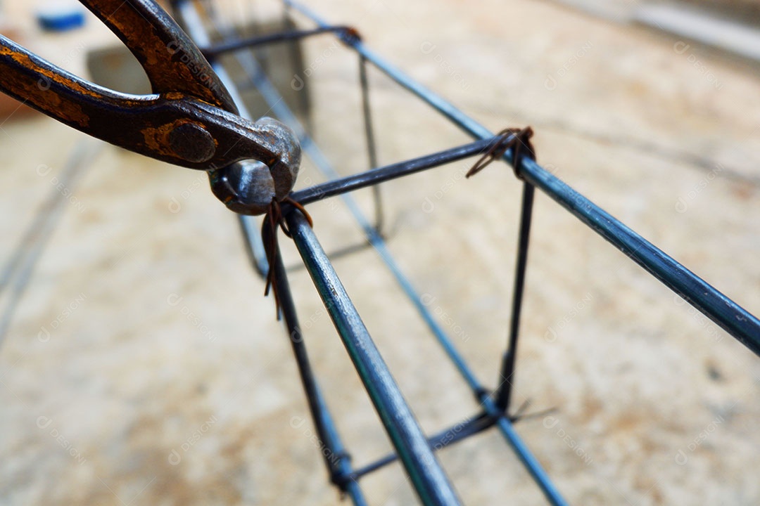 Usando um alicate para feixe de ferro com fio de aço para estruturas de construção de postes e vigas