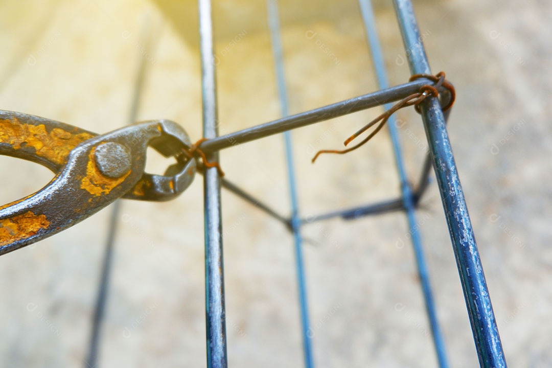 Canos de água de PVC são instalados atrás da casa.